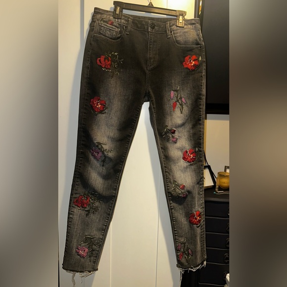 NWOT Rare Driftwood Floral Embroidered Black Acid Wash Jackie Jean Raw Hem